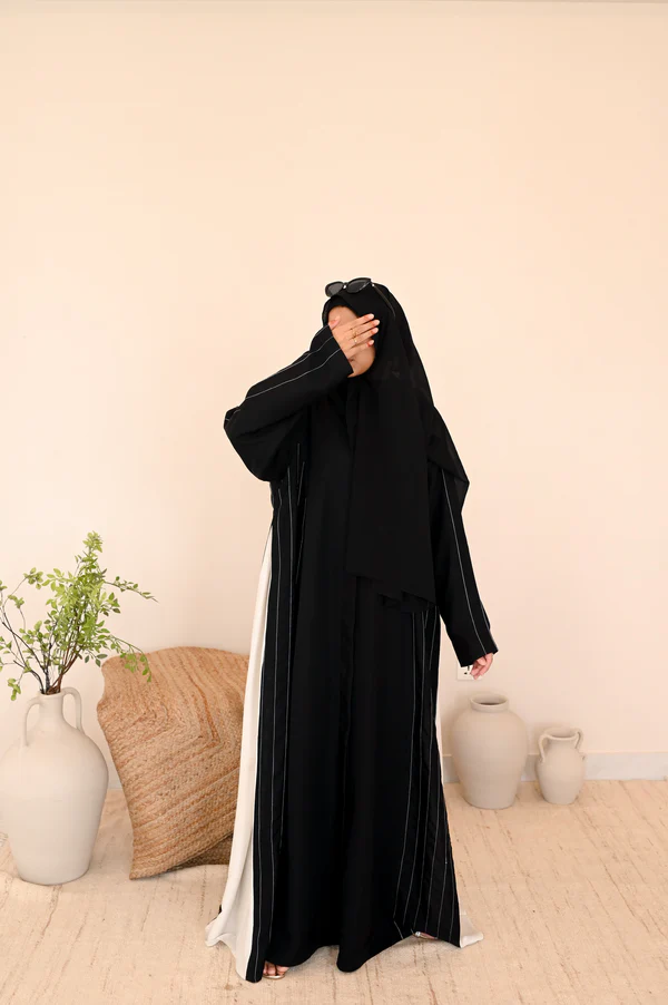Contrast Elegance Abaya – Modern Monochrome Style